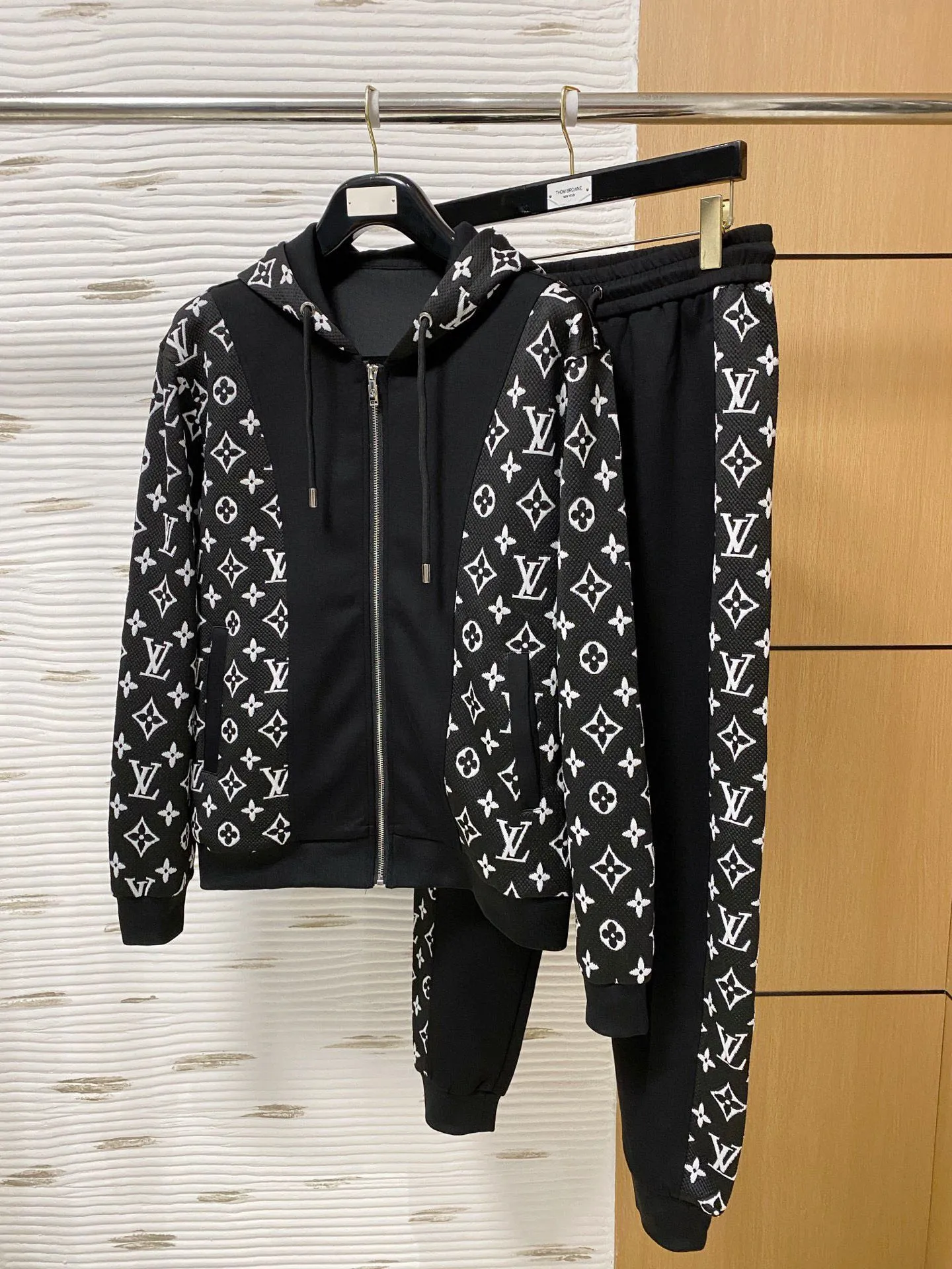 🅿️720 [LV Louis Vuitton] hot-selling suit is coming. Focus on the original version of the official website. 2025 new hot-selling cardigan and sweatshirt suit. The original order is the best. 🇭🇰The meticulous work of top designers. It has a fitting and perfect upper body effect. All-natural high-quality Tencel Roman cotton 100%, close-fitting comfort, noble and elegant! Original hardware embodies elegance and nobility! Counter size: M-3XL (maximum wear up to 190 pounds)